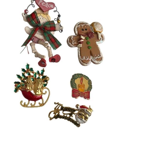 Christmas pins 5 Brooch Lot Santa Christmas Gingerbread Sleigh Holiday Party - Picture 1 of 3